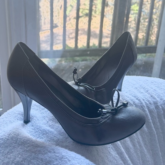NWT Tahari grey / silver ish heels size 7.5M with bows - Picture 4 of 7